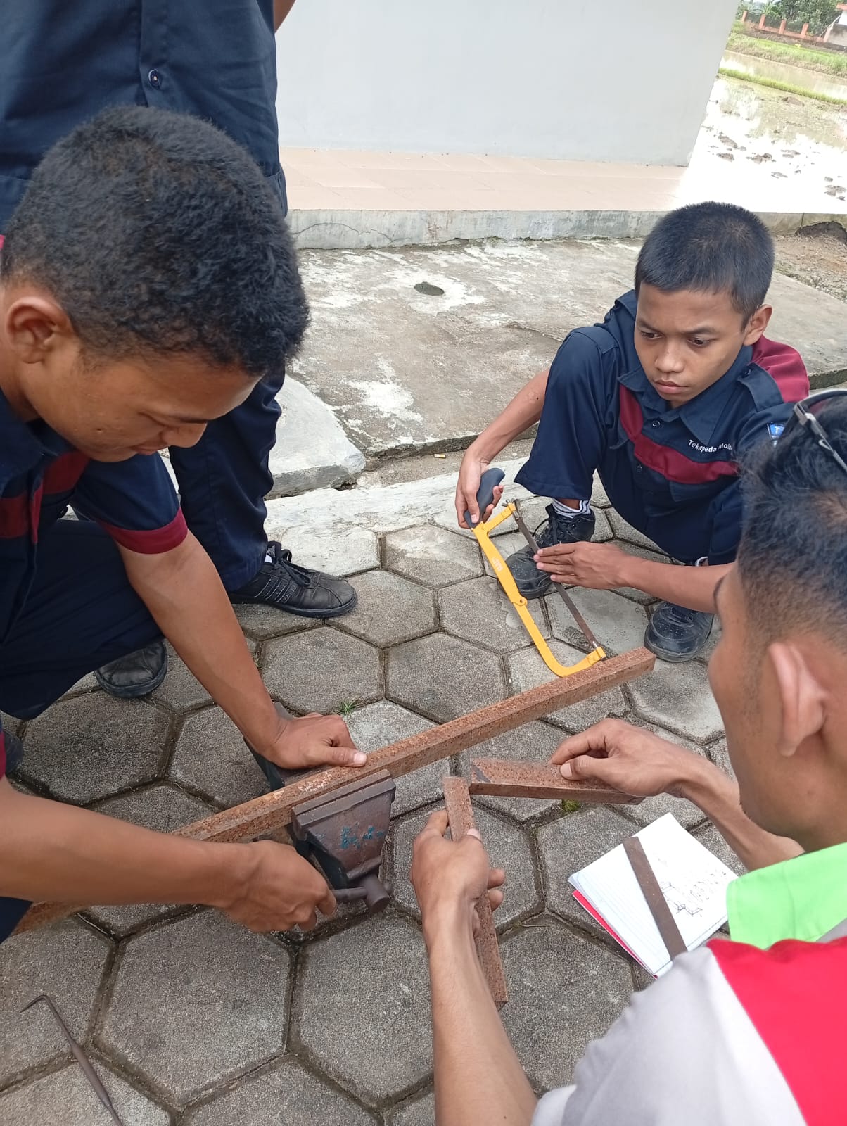 Mengajar Sambil Belajar Perjuangan Guru yang Terus Meng-upgrade Diri Demi Siswanya