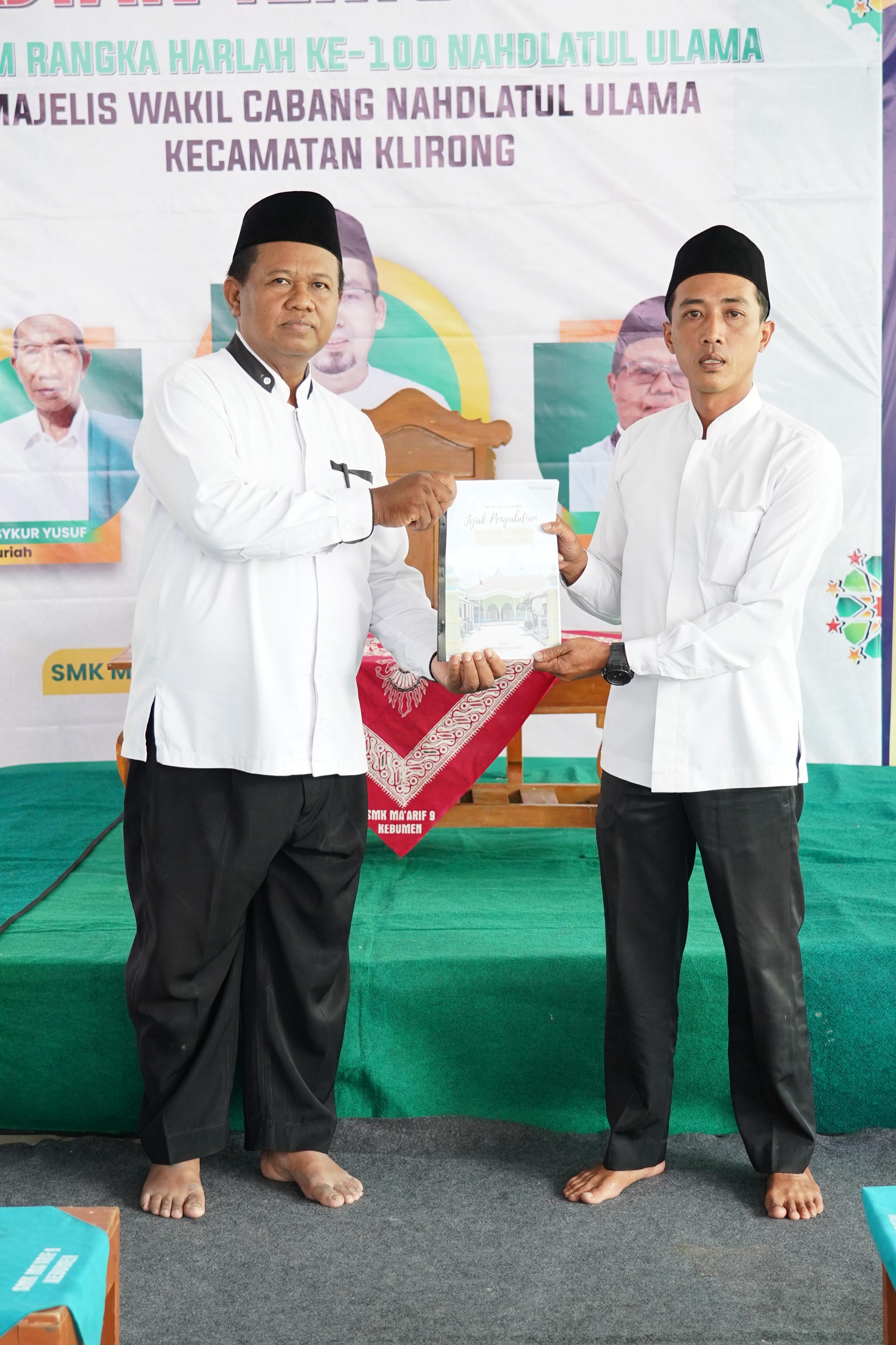 Buku Sejarah SMP Ma&rsquo;arif 3 Kebumen Diserahkan Secara Simbolis Jelang Kajian Ilmu Falak Harlah NU Abad Ke-1