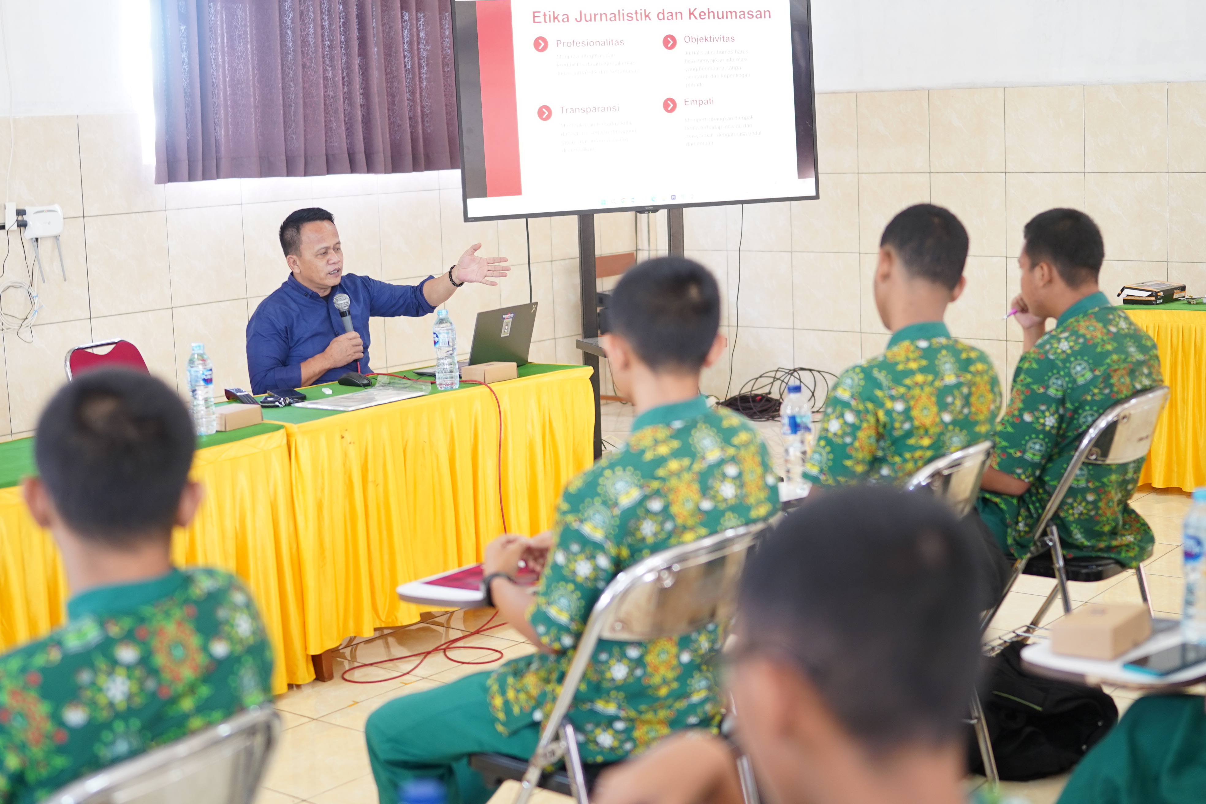 Dari Teori ke Aksi! Pimred Kebumen24.com Gembleng Siswa SMK Ma&rsquo;arif 9 dengan Praktik Menulis Berita