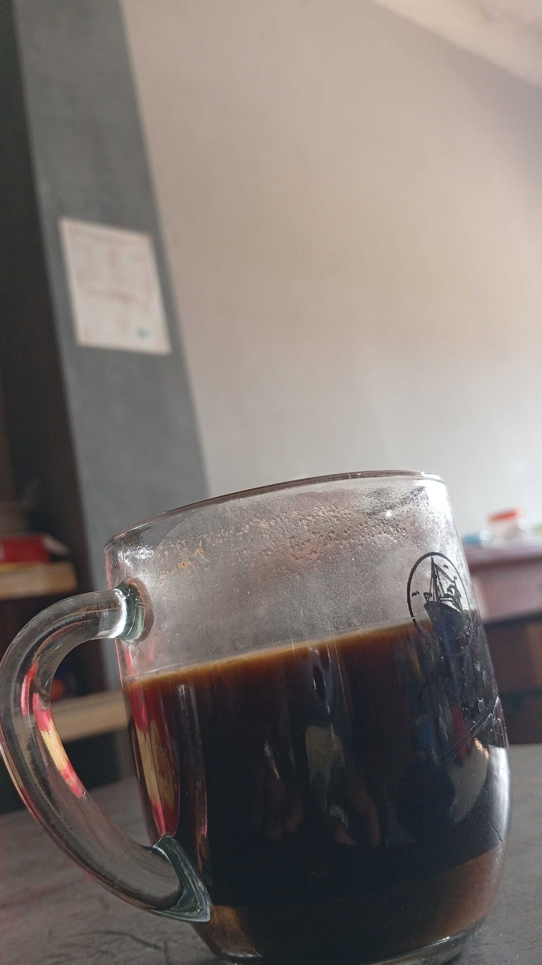 Gelas Retak Bernama Wewenang: Satir Kekuasaan yang Lupa Amanah